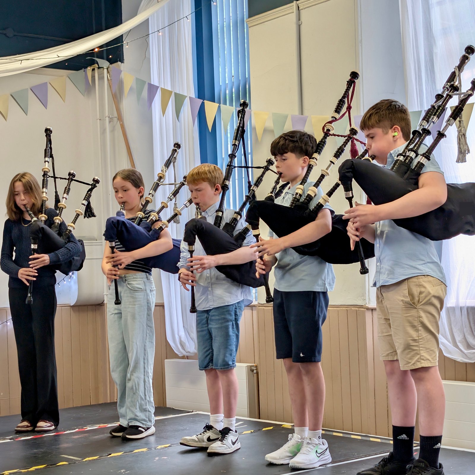Pioneers performing at the Etive Showcase